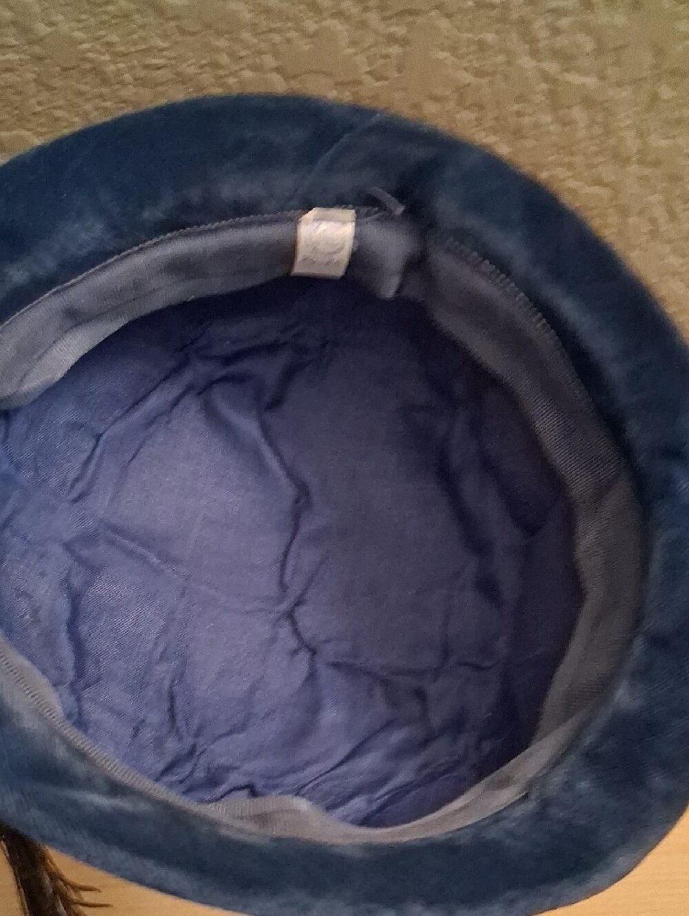 Vintage Crushed Velvet Cloche Hat with Satin Band and Peacock Feather - Picture 6 of 10